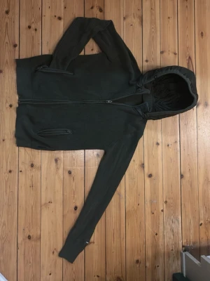 Olivgrön stickad hoodie/ cardigan från Indicode - Hej,  Säljer du nu denna väldigt eftertraktade cardigan/tröja. Slutsåld över allt.  Storlek M i toppskick, har endast använt två gånger.   Säljer för billigt för behöver snabba pengar.