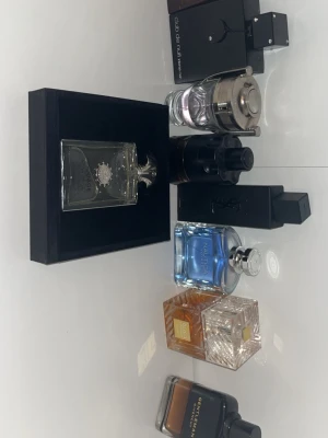 Mix av populära herrparfymer - Samling med flera trendiga herrparfymer från kända märken som Amouage, Club de Nuit, Invictus, YSL, Nautica, Givenchy och Dolce & Gabbana. Perfekt för dig som vill testa olika stilar och hitta din favorit. Skriv ett dm så kan vi diskutera ett pris för parfymen du väljer.