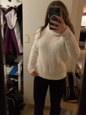 Vit ribbad polotröja stickad - Säljer en vit stickad polotröja med ribbad struktur och lång ärm. Tröjan har en hög och bred polokrage som ger extra mysfaktor. Perfekt att matcha med jeans eller svarta byxor för en clean och chill look. Fråga mig om ni undrar något 😊