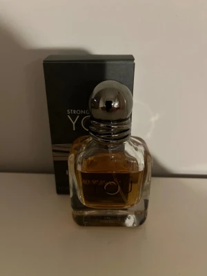 Emporio Armani Stronger With You - Säljer en  parfym från Emporio Armani, Stronger With You. 🔥Flaskan innehåller just nu cirka 22 ml. Den passar perfekt för dig som vill ha en modern och trendig doft i din samling. Perfekt för vintern ❄️🎅