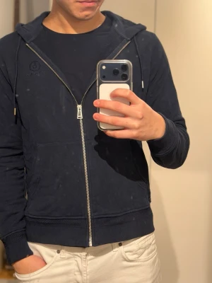 Belstaff hoodie - En sjukt snygg Bellstaf hoodie i mycket bra skick. | Väldigt unik och skön hoodie. | Passar till alla tillfällen. | Modellen är 180. | Hör av er vid frågor!🌟