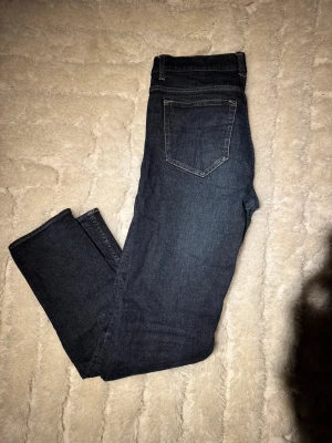 Mörkblå jeans från tiger of Sweden 29/32 - Snygga mörkblå jeans från Evolve i klassisk femficksmodell. Jeansen har raka ben och normal passform, med kontrastsömmar och stilren look. Perfekt för dig som gillar enkel och tidlös denimstil. Skriv om du vill ha mer mått