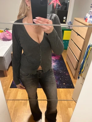 Grå kofta - Säljer nu min gråa kofta från Saint Tropez i storlek S. Det går lika bra att ha den med ett linne under eller mer som en vardagströja bara sådär. Skriv vid frågor och funderingar💕