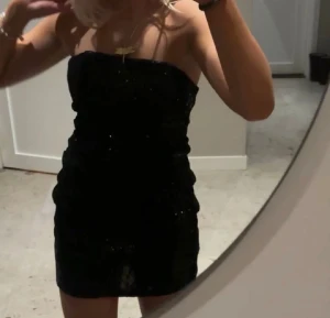 Svart glittrig klänning - Säljer en svart glitter klänning från Zara, endast använd en gång, perfekt till nyår😊