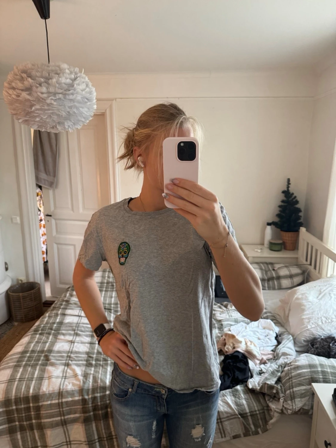 Grå t-shirt med broderad döskalle