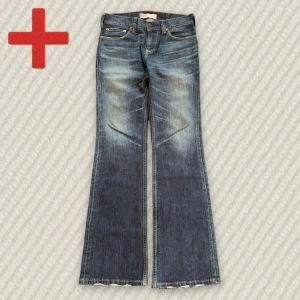 Levi's 512 Bootcut jeans  - Ett par riktigt feta Levi's 512 bootcut! Storlek: 30/33 (se mått nedan). Skriv om du har frågor!  Mått: Storlek på tag – 30/33, Midja – 41 cm, Lår – 26.5 cm, Innersöm – 85 cm, Längd – 108 cm, Benöppning – 23 cm
