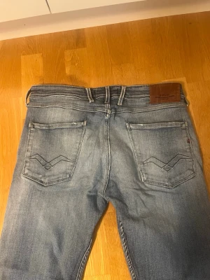 Replay Anbass - Replay Anbass jeans i ljusblå tvätt med slitningar.  Äldre modell köpta 2014. Har bara legat i min farsas garderob sen dess o blivit bortglömda😅Använda ett fåtal gånger bara. Storlek 32/32