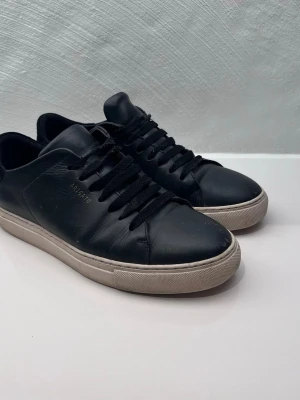 Arigato skor  - Säljer nu dessa feta Axel Arigato skor | Storlek 39 men sitter lite större | Innermåttet är 26 cm | Bra skick | Vårt pris 799 | Ny pris 2100 | Priset är inte hugget i sten | Hör gärna av er vid frågor eller funderigar🙌  Tvätt sker självklart vid köp🙌😃