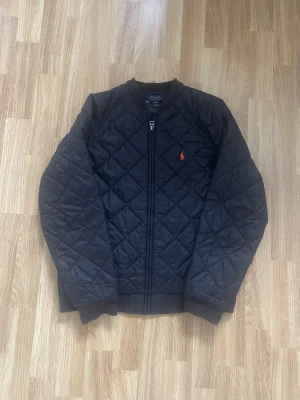 Svart Ralph Lauren jacka/czarna kurtka Ralph Lauren - 📊Färg: Svart                                                            📏Storlek: 14/16 L/S                                     ♻️Skick: 10/10, inga defekter                               🧵Material: Nylon, vanligt