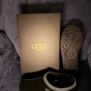 Uggs Tasman - Säljer ett par svarta UGG Tasman storlek 42. Helt nya och oanvända! Perfekta för kalla dagar och sjukt sköna att glida runt i.