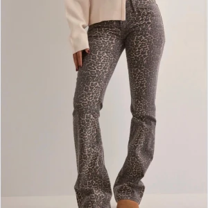 Leopardmönstrade jeans - Snygga jeans med leopardmönster från Nelly, nästan oanvända! Pris kan diskuteras❤️🫰