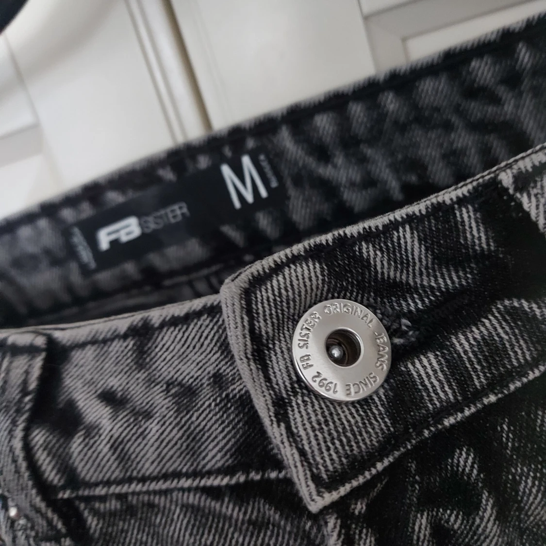 Grå jeansshorts med kedjedetaljer FB Sister - 2