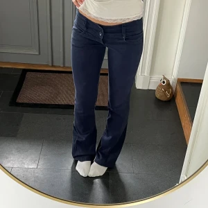 Mörkblå lågmidjade bootcut jeans - Mörkblå lågmidjade jeans som jag har sytt till bootcut från Oxxy i storlek 36. Tvärs över midjan är det 38 cm + stretch och innerbenslängden är 81 cm. Passar mig bra på längden och jag är 172. Använd gärna köp nu!