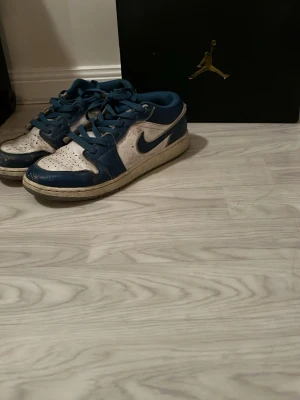 Jordans  - Säljer ett par jordan low. Det ör storlek 38,5. Som ni ser så har jag satt tejp bak i skon för det är lite trasigt där men annars är de bra. Hör av er vid funderingar 