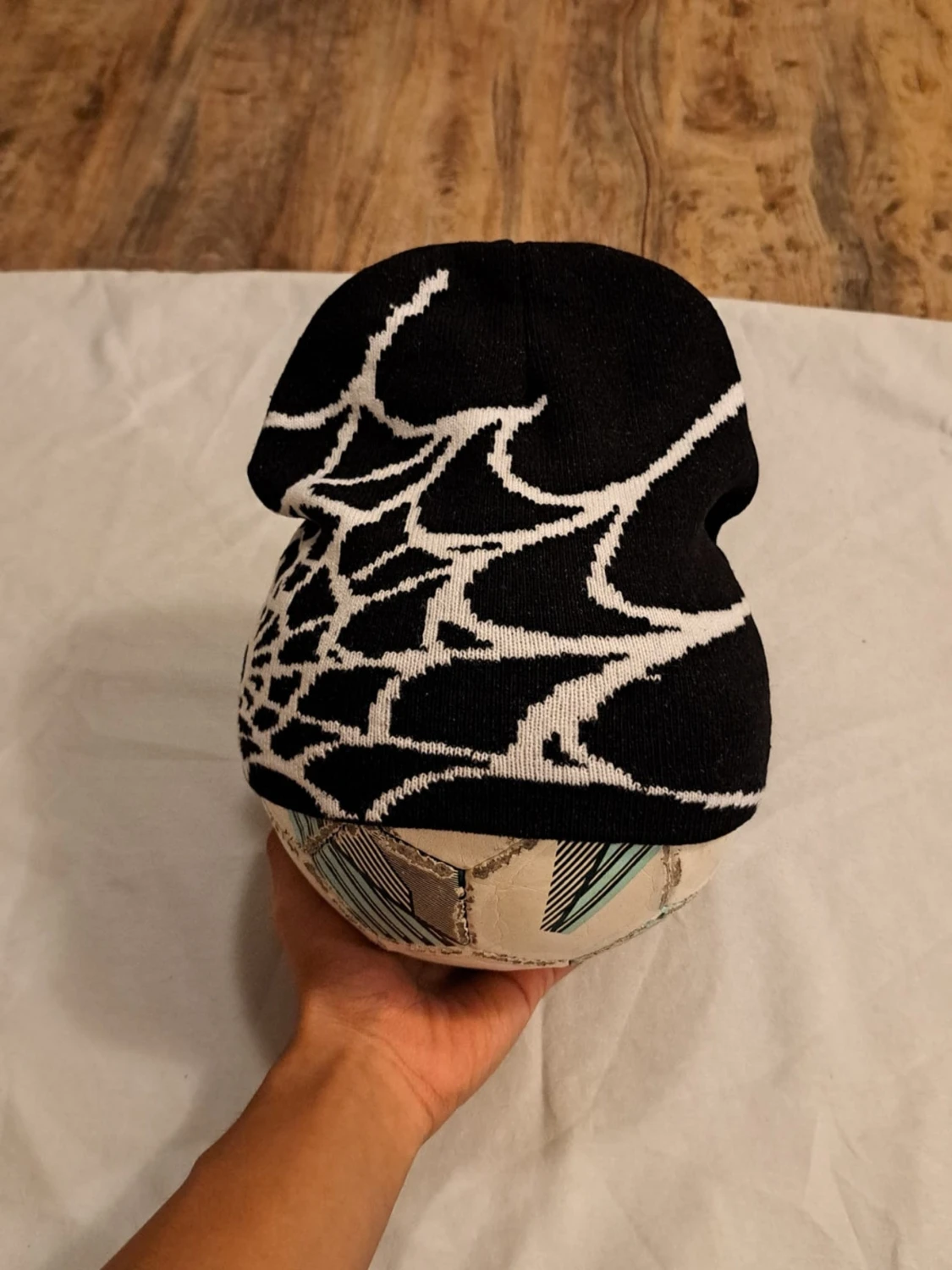 Svart stickad mössa med spindelnätsmönster - 2