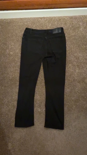 Svarta  jeans från Tiger Of Sweden  - Svarta jeans från Tiger Of Sweden med klassisk femficksdesign och rak passform. Ger en clean och skön look då det är helsvarta! Vid frågor och funderingar är det bara o höra av sig!