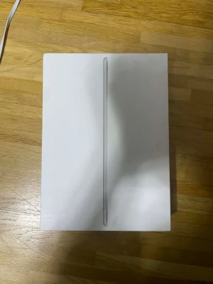 iPad Air - Snygg Apple iPad Air i silver, komplett med originalkartong. Surfplattan har en stor skärm med Touch ID och är i gott skick, med mindre tecken på användning på baksidan. Perfekt för surf, streaming och appar. Levereras i originalförpackning.