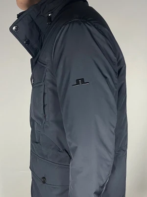 J.Lindeberg field jacket - Säljer en riktigt snygg och trendig j.Lindeberg field jacket i fint skick, storlek S, vid frågor är det bara att skriva //Gramenti