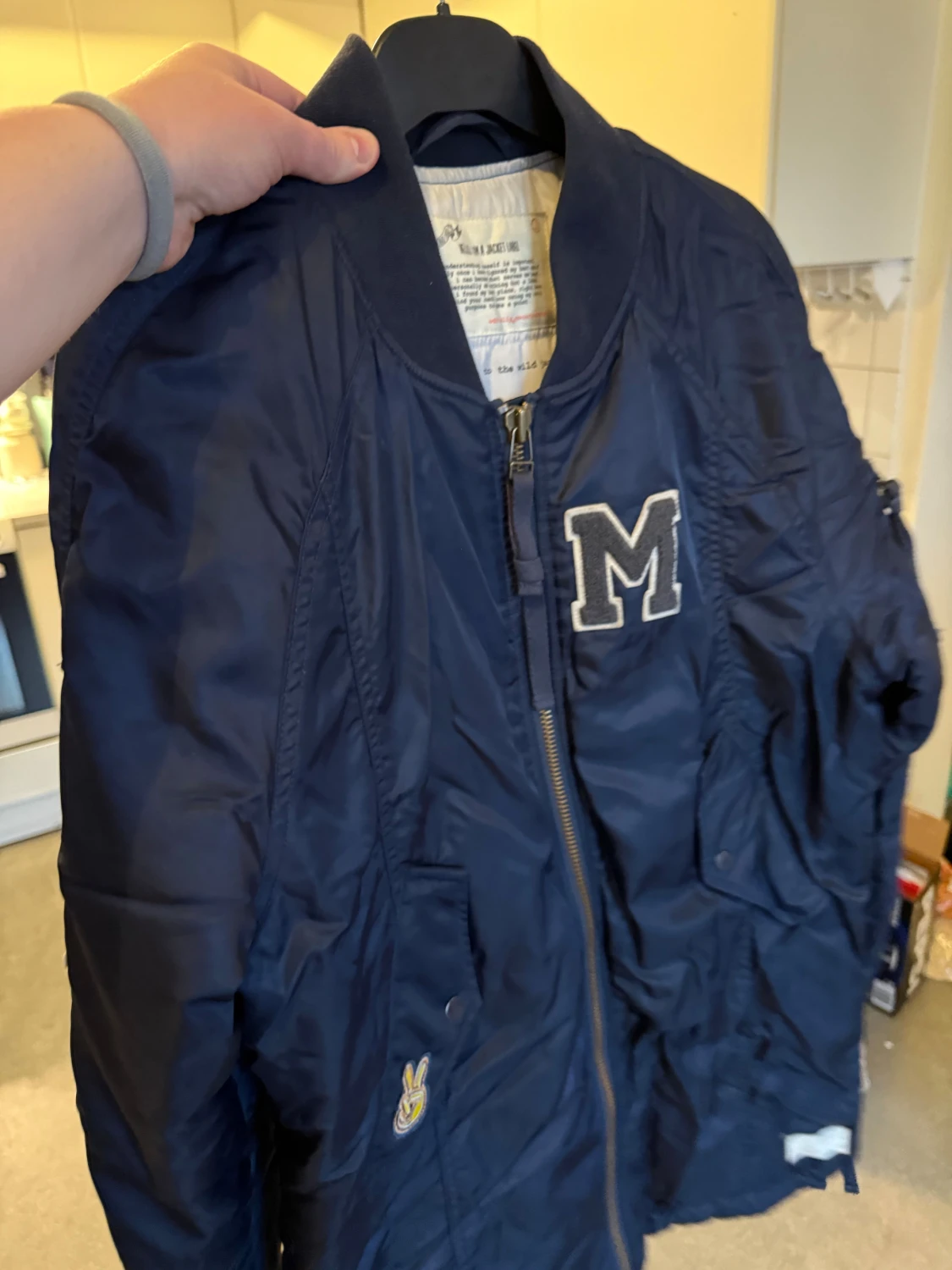 Mörkblå bomberjacka med patches - 3