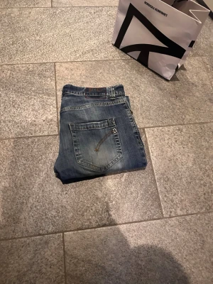 Dondup jeans - Säljer ett par klassiska blå jeans från Replay med raka ben och snygga detaljer på bakfickan. Jeansen har normal passform och är tillverkade i slitstarkt denimtyg. Perfekt för dig som gillar stilrena och tidlösa jeans.