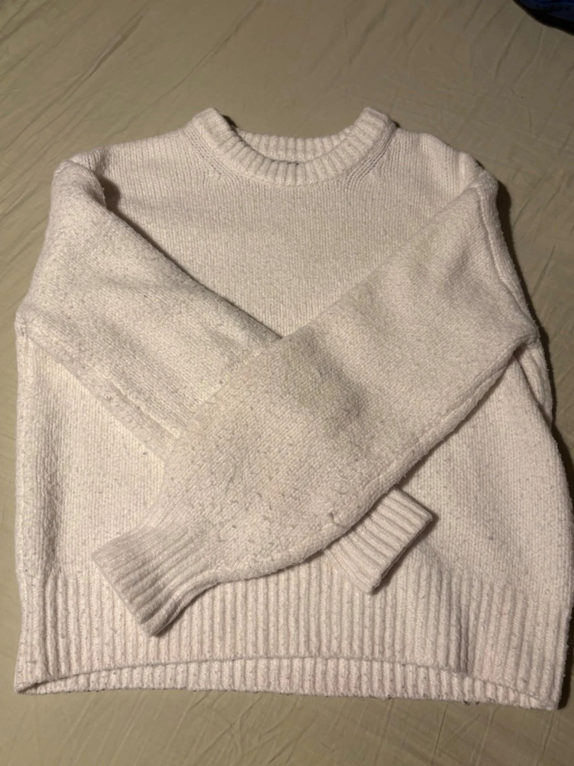 Vit stickad tröja med rund hals  - 2