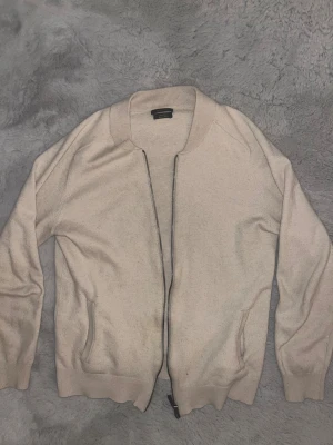 Massimo dutti tröja  - Säljer snygg cardigan från Massimo dutti, storlek S. Bra skick. Nypris 1800kr.