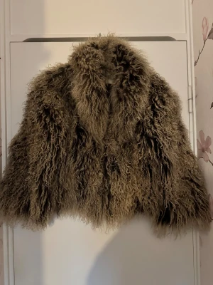 mongolian fur pälsjacka - otrolig pälsjacka med unika färgtoner i äkta mongolisk/lockig päls. storlek 38 men skulle säga att den passar en 34-36 bättre. jättefint skick!vintage topshop. 