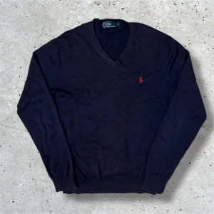 Ralph Lauren tröja - Fräsch Ralph Lauren tröja i marinblått. Tröjan kommer i stl S och har inga tecken på användning. Hör av er vid minsta lilla fråga, pris kan diskuteras vid snabb och smidig affär!