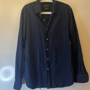 Marinblå manchester-skjorta Massimo Dutti - Snygg marinblå skjorta från Massimo Dutti i mjuk manchester. Klassisk krage, långa ärmar och vita knappar framtill. Storlek L