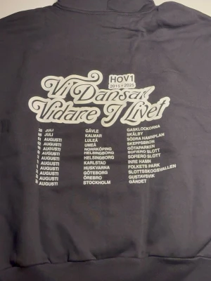 HOV1 Hoodie från sista turnén  - Helt oanvänd, köpte fel storlek. Har bara testat den en gång och insåg att den var för liten så den är helt oanvänd. Pris går att diskuteras vid snabbt köp! 