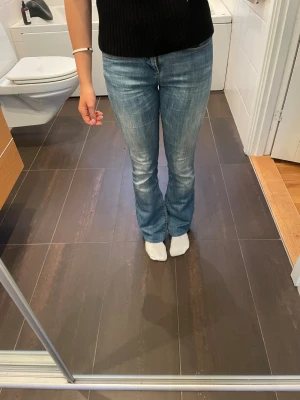 Maison Scotch ljusblå bootcut jeans - Supersnygga Maison Scotch lågmidjade bootcut jeans i ljusblå tvätt. Storlek XS-S!💕
