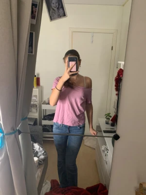 Ljusrosa offshoulder topp💞 - Säljer en ljusrosa offshoulder topp med korta ärmar. Toppen är i mjukt bomullsmaterial och har en loose passform som sitter snyggt över axlarna. Perfekt för dig som gillar en chill och avslappnad stil. 💓💓
