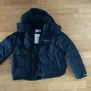 Calvin Klein jacka - Ångrat köp. Den är oanvänd. Den är väldigt kort och puffig , inte så varm men går att använda under våren/hösten