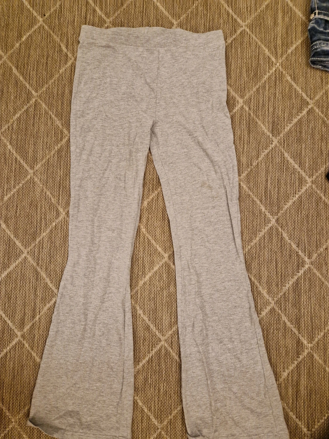 Grå bootcut mjukisbyxor