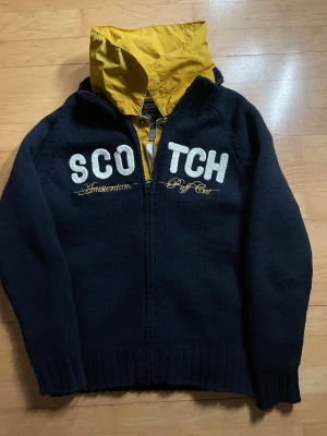 Scotch & Soda jacka - Riktigt fet och unik jacka från scotch and soda. Inga defekter och är i mycket bra skick. Innanför den stickade tröjan sitter det avtagbart vind och regnskydd som gör den varm under kalla och blåsiga dagar. Storlek L och sitter som en M/L