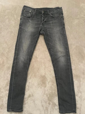 Mörkgrå Dondup jeans - Säljer dessa feta Dondup jeans med riktigt snygg wash i färgen mörkgrå. Storlek 32, motsvarar ungefär 30/32. Hör av dig om frågor!