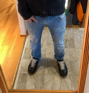 Replay Anbass ljusblå jeans med slitningar - Feta slimjeans från replay i modell anbass | Storlek midja 29 uppsydda till längd 30 | Skriv vid funderingar och skicka gärna bud! 