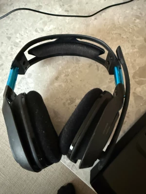 Astro A50 Wireless Gaming Headset + Basstation - Astro A50 trådlöst gamingheadset med basstation. Bekväma öronkuddar, justerbar bygel och tydlig mikrofon. Basstation för laddning och anslutning ingår. fullt fungerande och som nya.