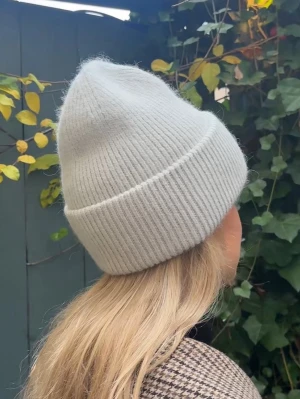 Ljusgrå mössa med satin - Vi är ett UF-företag som säljer stickade mössor med innertyg av satin som bevarar fukten i håret/motverkar friss och håller frisyren på plats✨Dessa mössor passar både killar/tjejer. Mössorna finns i flera färger i vår profil. Kontakta oss vid frågor💕