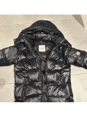 Moncler jacka Maya - Säljer min moncler jacka i modellen maya. Storlek S (1)  Taggen innanför jackan funkar, taggen på ärmen funkar också mer bevis än så har jag inte  Den är köpt här på plick av en tjej 