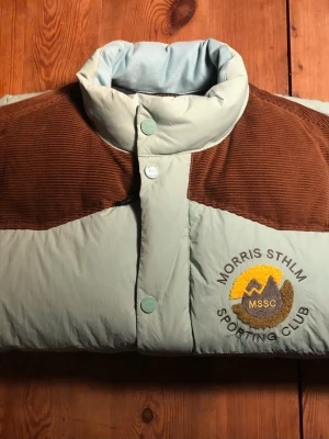 Morris Stockholm 100% dunväst i nyskick  - Dunväst från Morris. Holborn Down Vest. Artikelnummer: 160011 - Normal passform - Dold dragkedja framtill - Två fickor med tryckknapp - Dunväst unisex   Nypris 3499kr men ser att den finns på rea för 1750kr så därför anpassar jag priset till det. Inga skambud tack!