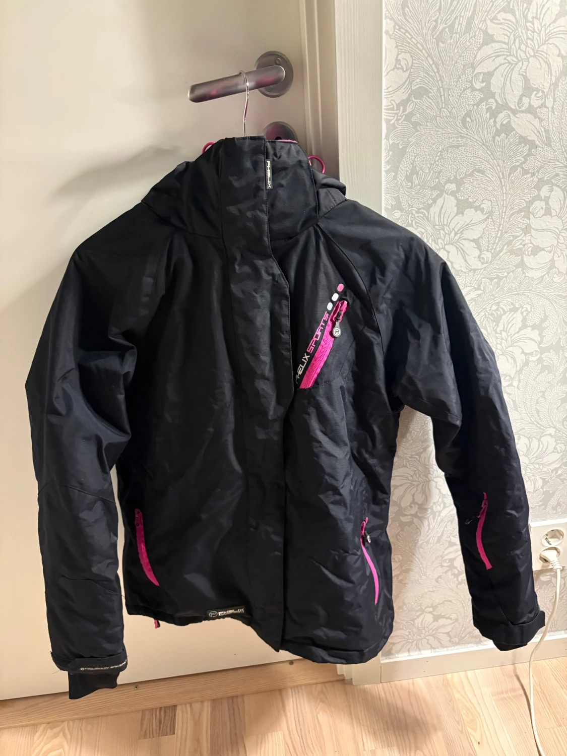 Svart vindjacka från Pyelix med rosa detaljer