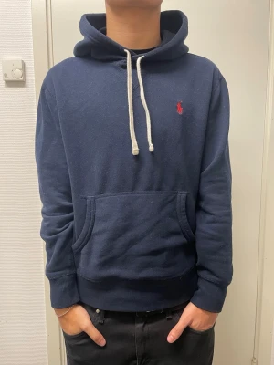 Polo Ralph Lauren hoodie - Fet mörkblå hoodie från Polo Ralph Lauren. Mycket bra skick. Storlek S passar XS/S. Modellen är 173cm, 64kg. Pris kan diskuteras!!