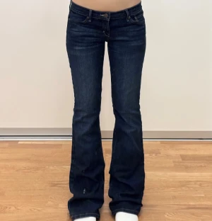 Abercrombie & Fitch vintage jeans  - super fina 2000s lågmidjade bootcut abercrombie & fitch jeans som nya i princip perfekt skick  midja 38 innerben 81 ytterben 101