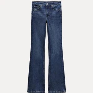 Blå bootcut jeans från Zara Woman - Tryck på bilderna för att se bättre!! Snygga jeans från Zara i storlek 36. Säljer då de inte kommer till användning 🤍