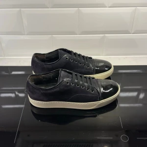 Lanvin Skor  - Lanvin skor i fint skick, lite slitningar i hälarna annars inga defekter, toeboxen är i toppskick | Garanterad äkthet | Storlek uk 7 vilket motsvarar 41, fråga om innermått vid osäkerhet | Färg: Mörkblå | Box ingår | Hör av dig vid frågor eller funderingar!