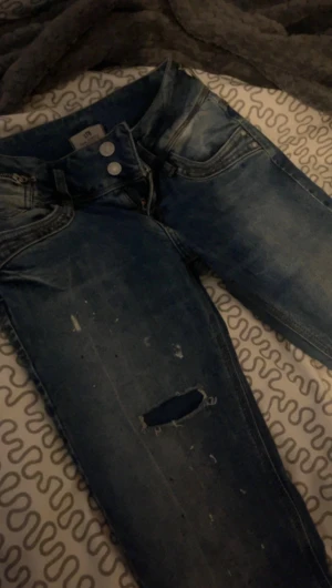 Blå jeans från LTB med slitningar - Säljer ett par blå jeans från LTB med coola slitningar och hål på benen.