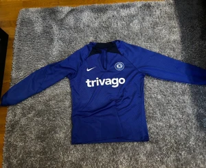 Chelsea träningströja - Blå Chelsea träningsjacka , nyskick - använd fåtal gånger, säljs pga förstor