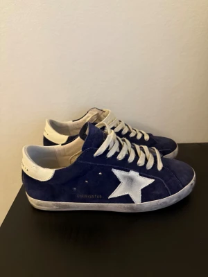 Golden goose  - Tja, säljer mina sjukt snygga golden goose skor i populäraste färgen, släpper till sjukt bra pris! Storlek 43, inget og desvärre. Skriv om det finns frågor 😊