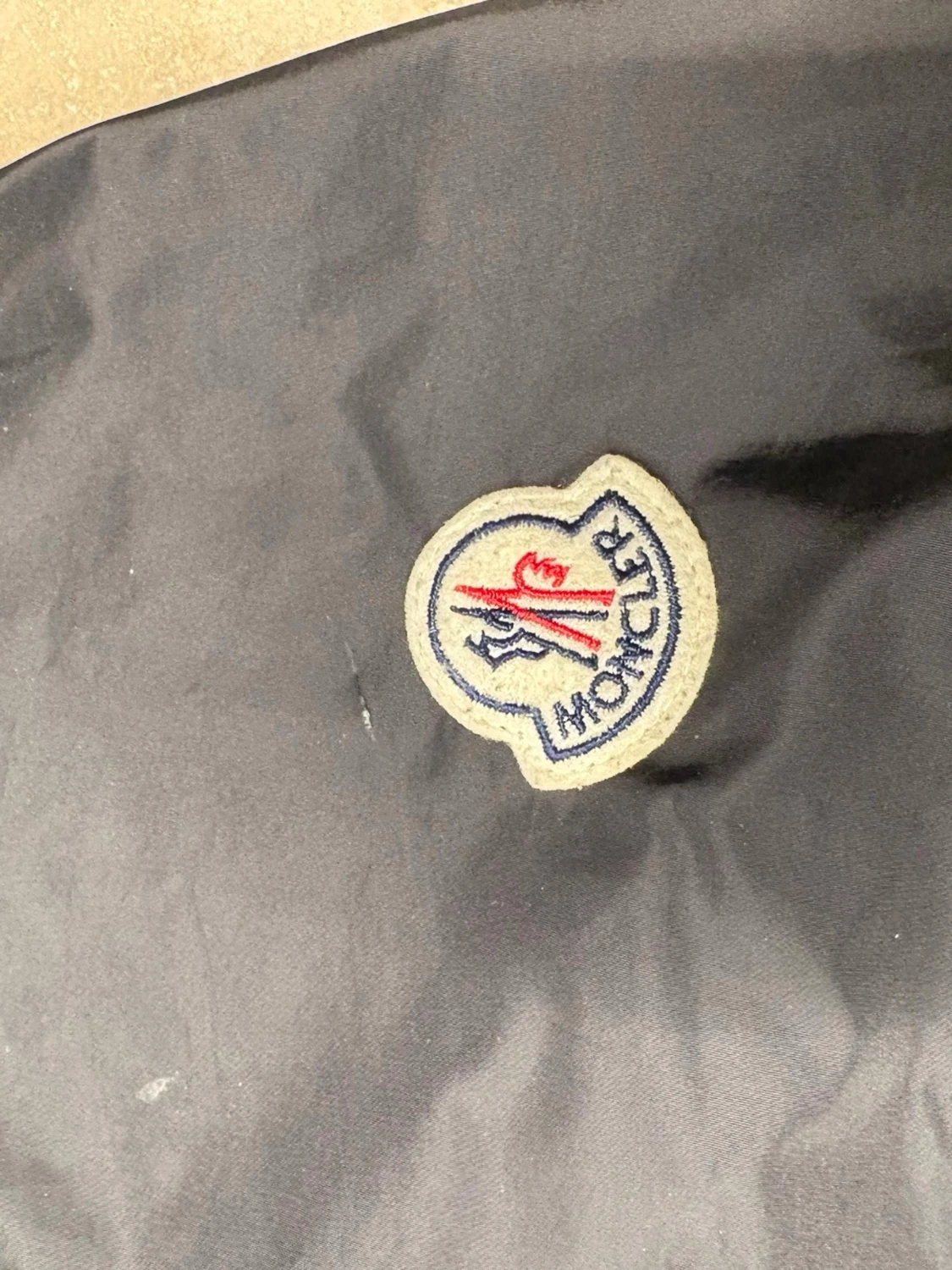 Svart vindjacka från Moncler med huva - 1